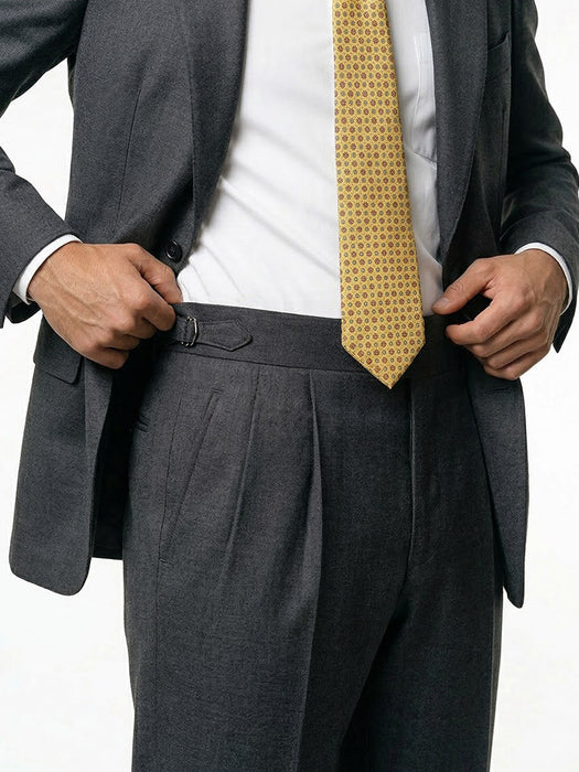 Abito Sartoriale Grigio con Rever a Lancia