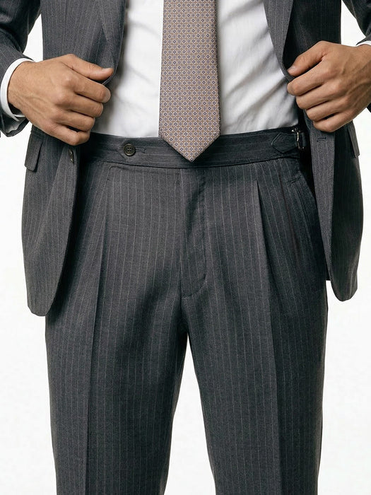 Abito Sartoriale Gessato Grigio con Rever a Lancia