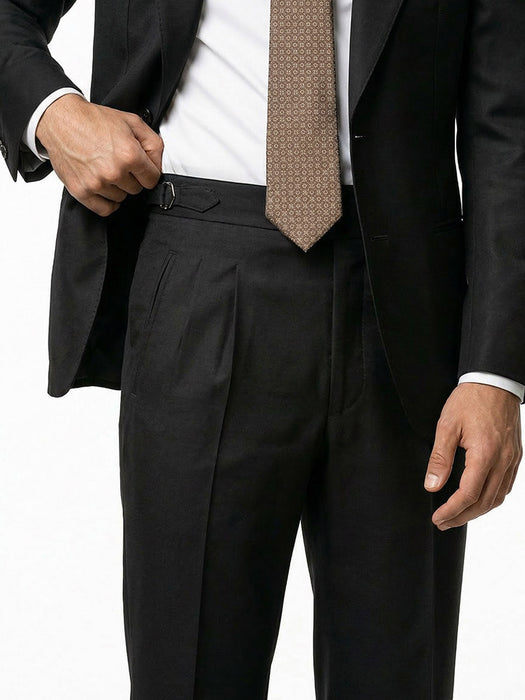 Abito Sartoriale Nero con Rever a Lancia